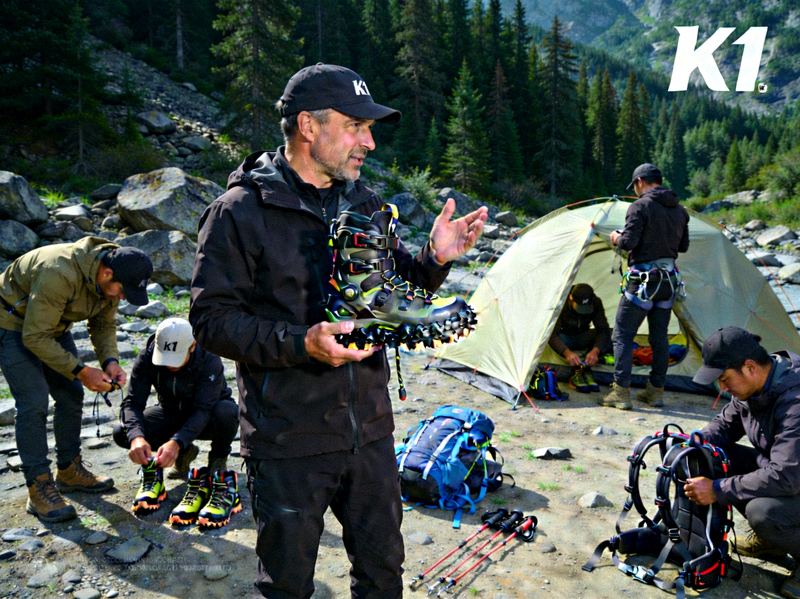 k1集团创始人带领团队在户外进行装备实地测试的场景，展现了品牌对产品品质的极致追求